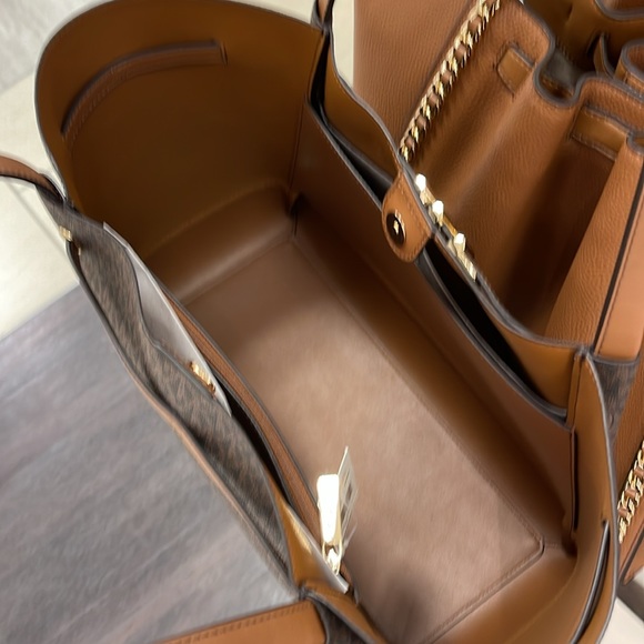 MICHAEL KORS
Reed Large Logo Belted Shoulder Tote Bag
Brown 
NWT - Picture 11 of 16